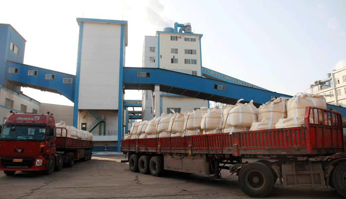 Fábrica de carbonato de sódio e camiões carregados
