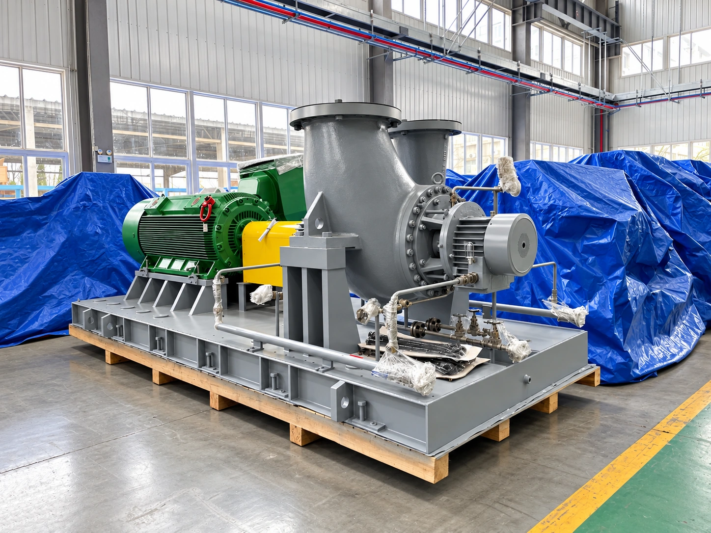 Bomba BB2 e motor verde numa base comum com proteção amarela do acoplamento.