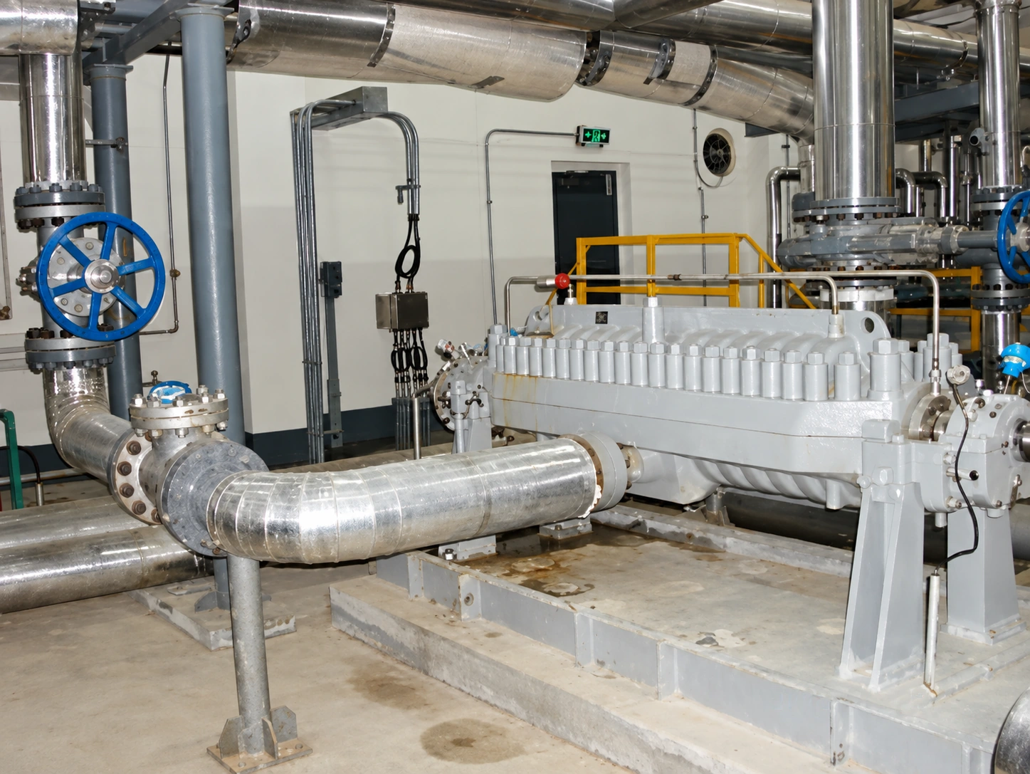 Bomba horizontal branca instalada com uma tubagem de entrada de grande diâmetro.