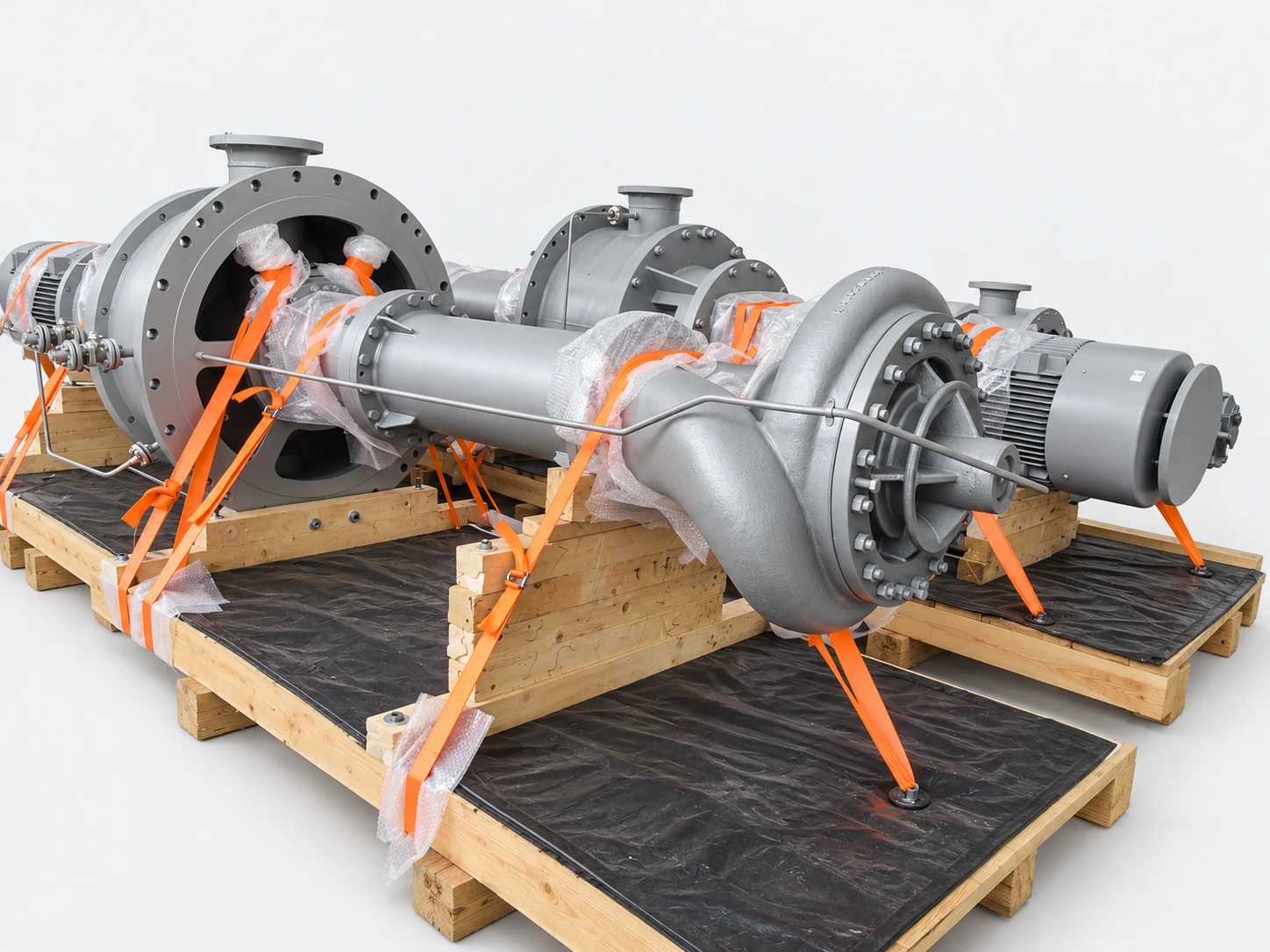 Conjuntos de bombas fixados com cintas laranja para transporte.