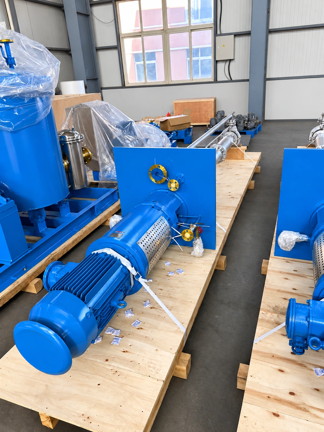 Conjunto de bomba azul e motor na oficina.