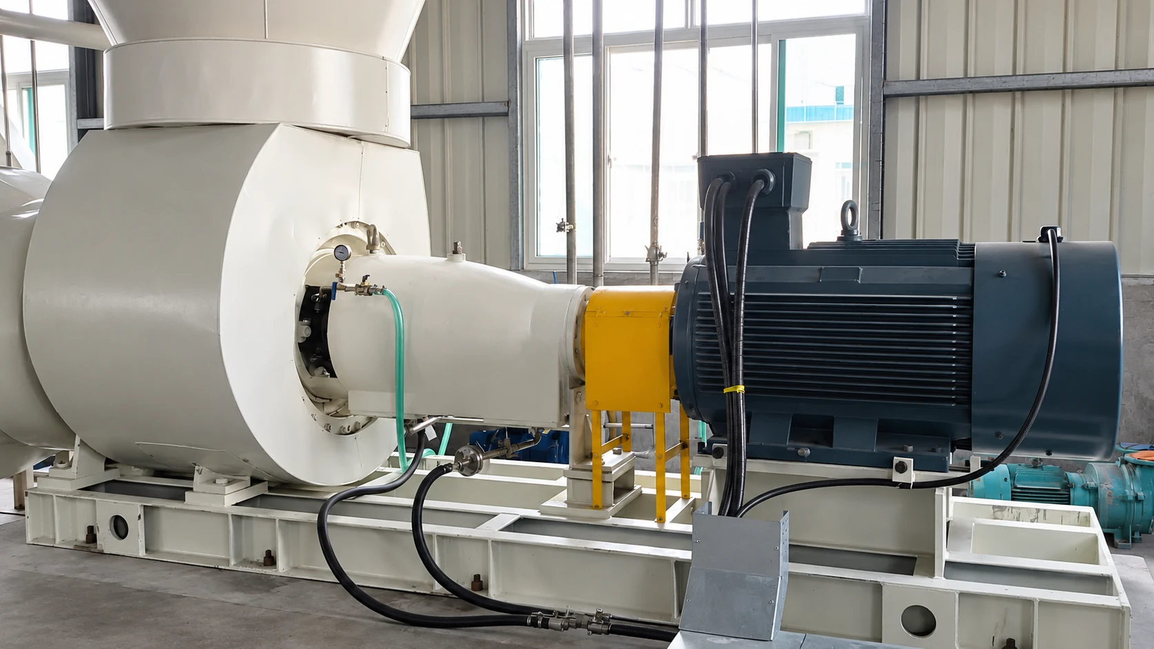 Vista lateral de uma bomba química de fluxo axial com motor elétrico e proteção amarela do acoplamento.