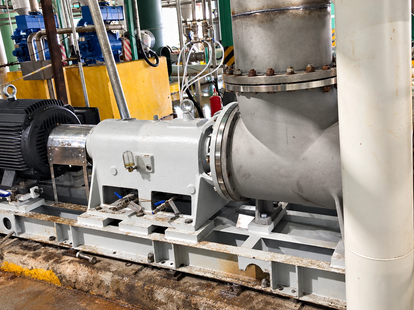Caixa de chumaceiras, proteção do acoplamento e tubagens ligadas de uma bomba química de fluxo axial.